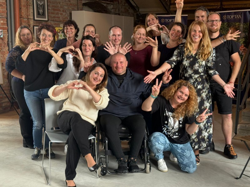 Křídlení propojuje